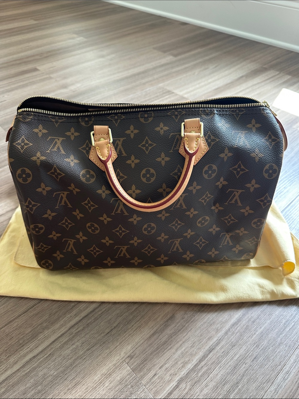 Louis Vuitton Monogram speedy 35, vintage but never carried out!